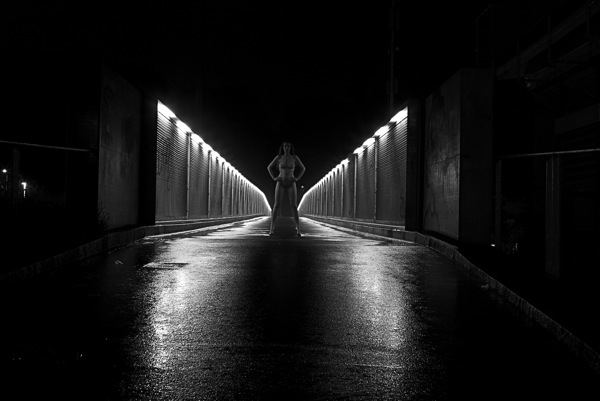 Beispielbild "Nude in the dark of the night"